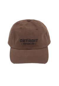 Căciulă din bumbac maro, cu text brodat "DETROIT MOTORLIFE" pe față, cu visieră curbată și curea ajustabilă în spate.