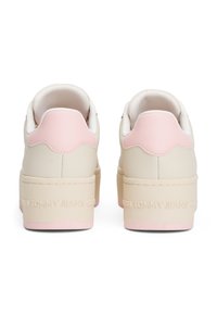 Kremowe i różowe sneakersy na platformie z gładkiej skóry, z falistym wzorem na pięcie i tłoczonym logo "TOMMY JEANS".