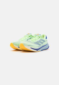 adidas Performance SUPERNOVA RISE - Hardloopschoenen voor op de weg - green spark/wonder blue/lucid blue