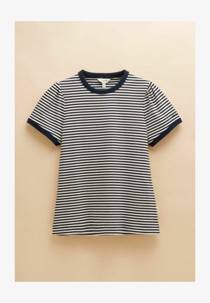 Tumesinine ja valge triibuline t-särk ümmarguse kaeluse ja lühikeste varrukatega. Omab kontrastset tumesinine äärekohtade kaelusel ja varrukatel.