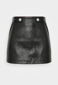 Jupe mini en cuir noir avec une coupe ajustée. Elle comporte deux boutons argentés à la taille, une texture lisse et des détails de couture visibles.