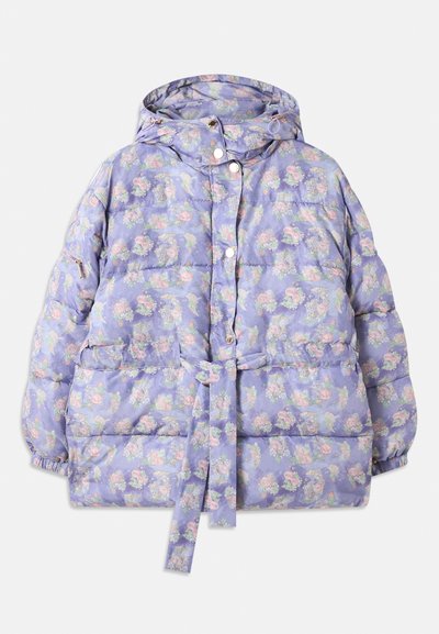 Levandų pūkinė striukė su gėlių raštu, su užtrauktuko kišenėmis, reguliuojama kapsule, elastingais rankogaliais ir dirželiu juosmeniui. Siuvinėtas paviršius.