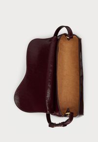 Sötét burgundi bőr kézitáska, amely nyitva van, hogy bemutassa a tágas világosbarna velúr belsőt, állítható pánttal és arany tónusú hardverrel.