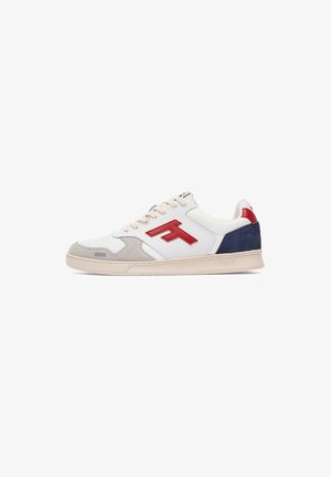 Witte sneaker met een rood logo, grijze suède accenten en een marineblauwe achterzijde. Het ontwerp is voorzien van een gestructureerde outsole en vetersluiting.