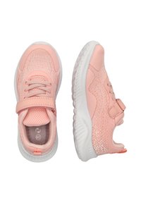 Rosa Sportschuhe aus strukturiertem Material, mit Schnürung vorne und Klettverschluss. Weiße Sohle mit einem gemusterten Design. Leichte und atmungsaktive Konstruktion.