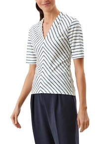 Top a rayas de manga corta en blanco con líneas diagonales en azul marino, con diseño de escote en V y fabricado en suave algodón.