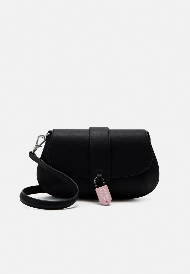 Pochette en cuir synthétique noir avec une forme arrondie, fermeture à rabat, sangle réglable, et une étiquette rose attachée à la quincaillerie.