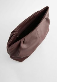 Next OVERSIZED - REGULAR FIT - Pisemska torbica - berry red