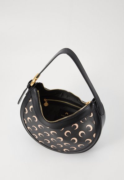 Bolso de cuero negro con un patrón de luna creciente en rosa suave. Presenta una cremallera dorada y una silueta redondeada con un asa corta.