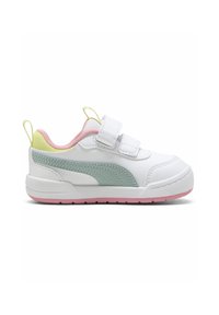 Baskets blanches avec une bande PUMA vert clair, des accents roses sur la semelle, des détails jaunes et roses sur le talon, et des doubles bandes Velcro.