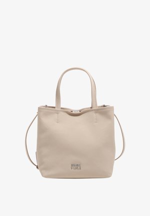 Kleine beige handtas met twee bovenhandvatten en een schouderriem, met een zilveren "EMILIA Y LOLA" logo aan de voorkant.