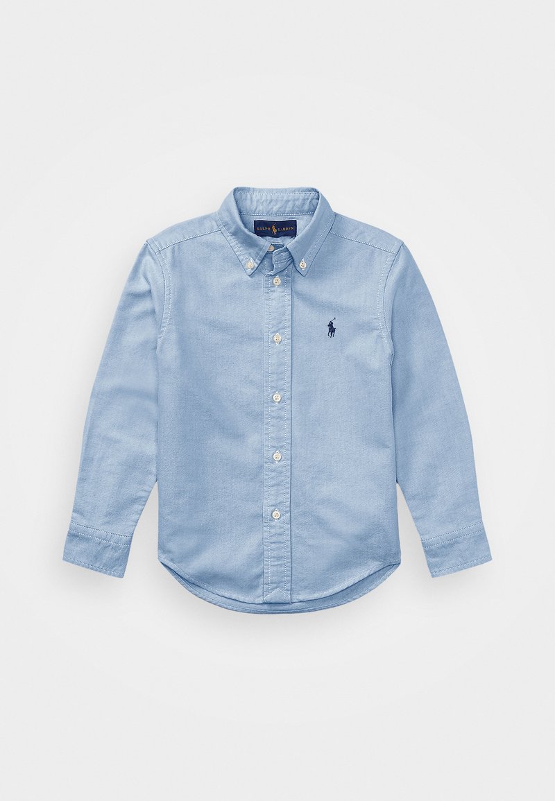 Camisa de botón de manga larga en azul claro, hecha de una tela suave, con un cuello clásico y un pequeño logotipo bordado en el pecho.