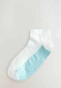 Witte enkel sok met een gestructureerd lichtblauw gedeelte aan de zijkant. Geribbelde bovenkant en een over het algemeen gladde textuur, ontworpen voor comfort.