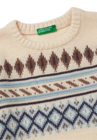 Krémový pletený svetr s kulatým výstřihem, který má geometrický vzor ve tmavě hnědých, světle modrých a námořnických pruzích přes hruď.