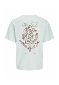 Licht muntgroen katoenen T-shirt met een grote bloemenprint in bordeauxrood op de achterkant, met de teksten "ZOMER VAN '90" en "ORIGINALS."