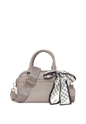 Pequeño bolso de mano de cuero topo con asas superiores, correa de hombro ajustable, herrajes dorados y lazo estampado en blanco y negro en el lateral.