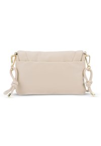 Borsa a tasca in pelle beige con una texture liscia, dotata di accessori in tonalità oro, una tracolla annodata e due tasche esterne per riporre gli oggetti.