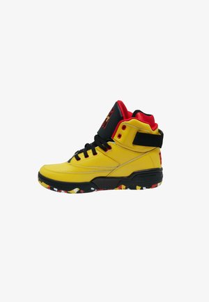 Høye sneakers med en gul læroverdel, svarte detaljer, rød innside og en såle med flerfarget mønster. Har en borrelåsrem.