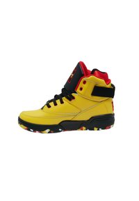 Zapatillas altas de cuero amarillo brillante, con acentos rojos, un cuello acolchado negro y una suela estampada multicolor.