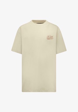 Beige T-shirt met korte mouwen en een ronde hals, met kleine bruine tekst "Life Goals Escape the Ordinary Chase the Extraordinary" op de linkerborst.