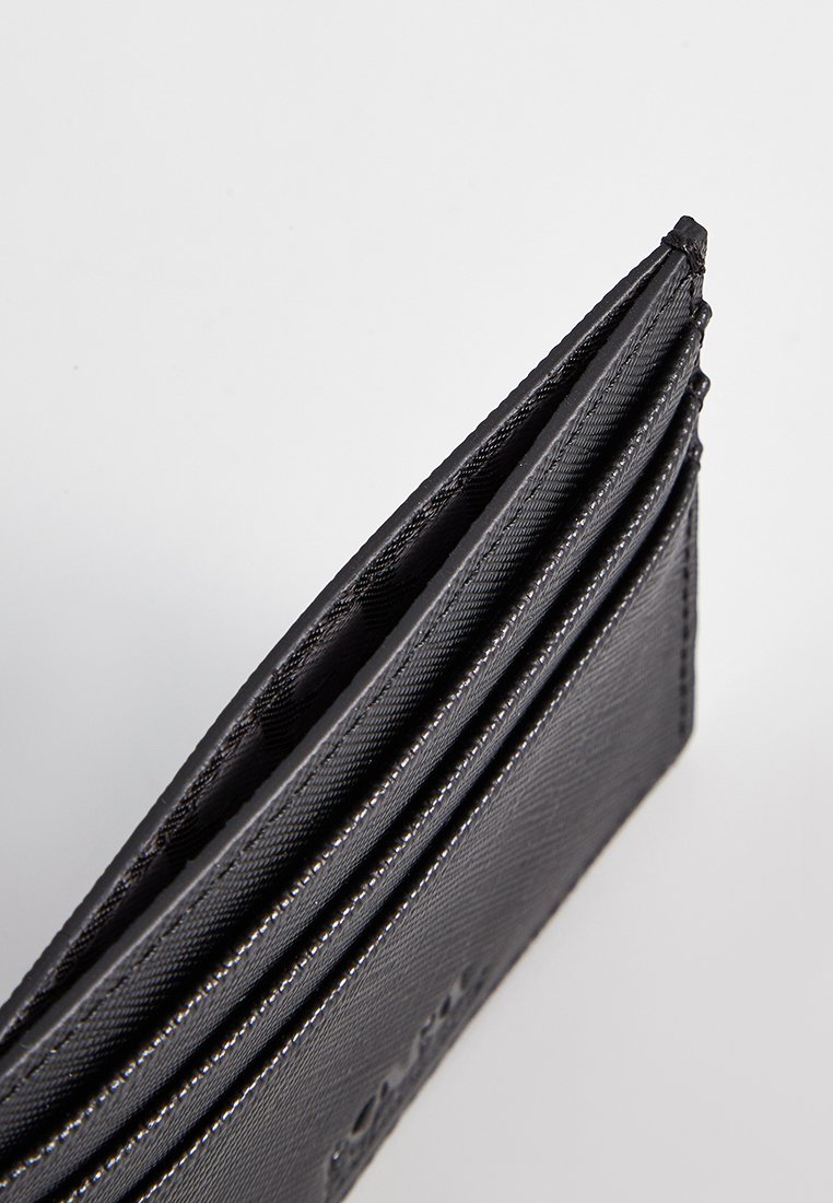 Portafoglio in pelle nera con superficie testurizzata, dotato di più scomparti per carte e design slim. Cuciture visibili ai bordi e dettagli del logo impresso.
