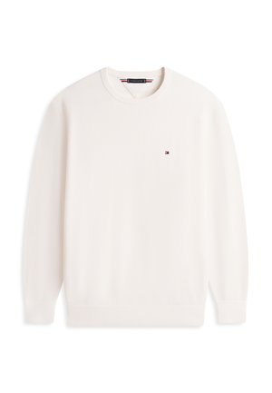 Weißer Langarm-Pullover mit Rundhalsausschnitt und kleinem Tommy Hilfiger Logo in Rot, Weiß und Blau auf der linken Brust.