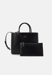 Borsa in pelle nera con un design strutturato, caratterizzata da manici arrotondati e una tracolla removibile. Include una pochette con cerniera coordinata.