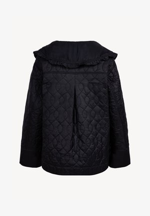 Czarna pikowana kurtka z marszczonym kołnierzem i długimi rękawami, z owalnym przeszyciem oraz zaszewką z tyłu na środku.