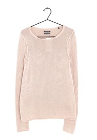 Ein hellrosa, langärmliger gestrickter Pullover hängt an einem schwarzen Metallkleiderbügel vor einem weißen Hintergrund.