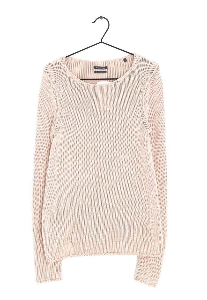 Ein hellrosa, langärmliger gestrickter Pullover hängt an einem schwarzen Metallkleiderbügel vor einem weißen Hintergrund.