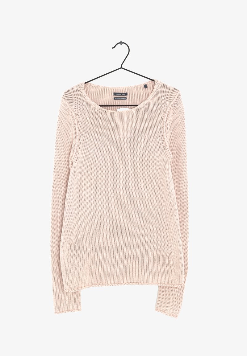 Pull en tricot rose clair à manches longues suspendu à un cintre en métal noir sur fond blanc.