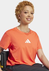 adidas Performance ADAPTIVE WORKOUT - Spordi T-särk - bright red white