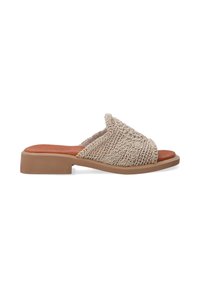 Beige vævet slide sandal med en tekstureret overdel og en glat brun fodseng; har en lav blokhæl og et åbent tådesign.