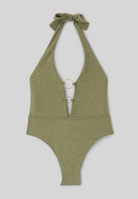Maillot de bain dos nu texturé vert olive avec un décolleté en V profond, un nœud noué au niveau du cou, et deux accents en anneaux circulaires dorés à l'avant.