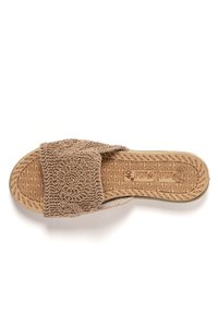 Sandalia deslizante de tela beige con una correa texturizada y intrincadamente estampada, y una suela de goma marrón acolchada que presenta un diseño de agarre geométrico.