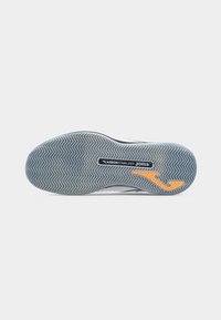 Semelle de chaussure de sport avec une bande de roulement en zigzag gris, logo orange près du talon, et texte "Carbon Stabilizer Joma" au centre.