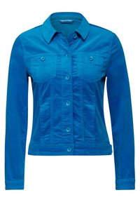 Blå jeansjacka med långa ärmar, knapplåsing, två bröstfickor och en platt krage. Slät textur och strukturerad design.