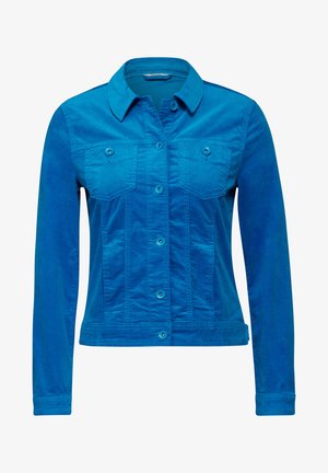 Niebieska dżinsowa kurtka z długimi rękawami, zapięcie na guziki, dwie kieszenie na piersi oraz płaski kołnierz. Gładka tekstura i strukturalny design.