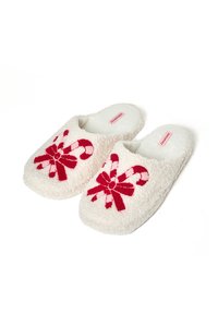 Bílé, huňaté pantofle s výšivkou červeného cukrového proutku a mašle na přední straně. Měkká textura a design na nazouvání pro snadné nošení.
