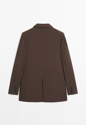 Dunkelbrauner, maßgeschneiderter Blazer mit langen Ärmeln, Reverskragen, vier Knöpfen an jedem Ärmelbund und mittigem Rückenschlitz, von hinten gezeigt.