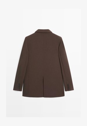 Ciemnobrązowa, dopasowana marynarka z długimi rękawami, kołnierzem z wycięciem, czterema guzikami na każdym mankiecie oraz rozcięciem z tyłu, widoczna od tyłu.
