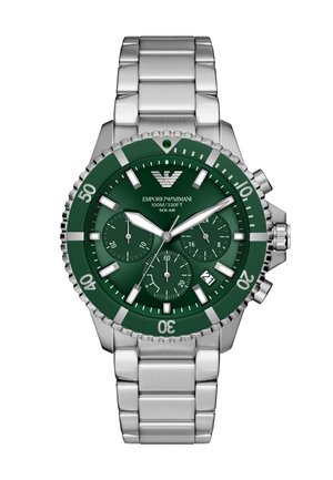 Reloj con pulsera de acero inoxidable plateado y esfera verde, que presenta funciones de cronógrafo, una ventana de fecha y un bisel giratorio marcado con números.