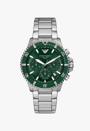 Reloj con pulsera de acero inoxidable plateado y esfera verde, que presenta funciones de cronógrafo, una ventana de fecha y un bisel giratorio marcado con números.