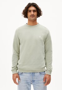 Helle grüne Baumwoll-Sweatshirt mit langen Ärmeln und Rundhalsausschnitt. Verfügt über ein kleines weißes Logo auf der Brust und eine lässige Passform.