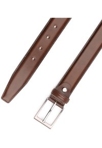 Bruine leren riem met een gladde textuur, voorzien van meerdere gaten, een rechthoekige zilverkleurige metalen gesp en een toelopend uiteinde.