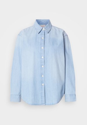 Helles blaues Denim-Hemd, lange Ärmel, Standardkragen, Vorderknopfverschluss, abgerundeter Saum, glatte Textur mit leichtem Verblassen.