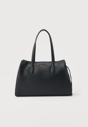 Mustast nahast käekott kahe sangaga ja esiküljel keskel kuldne "REPLAY alates 1981" logo.