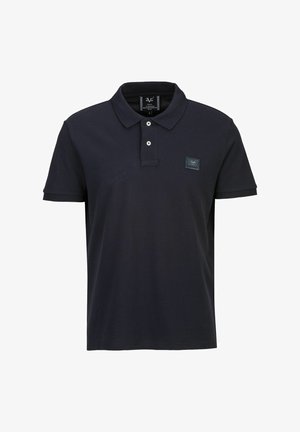Marineblauwe polo gemaakt van zachte stof, met een klassieke kraag, een placket met twee knopen en een klein merklabel op de borst.