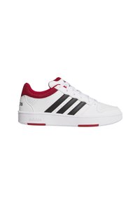 Białe sneakersy z czerwonym siateczkowym kołnierzem, trzema czarnymi paskami po bokach i wyściełanym językiem. Posiadają teksturowaną białą podeszwę i czerwone akcenty.