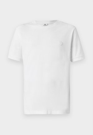 Hvit bomulls T-skjorte med rund hals og korte ermer. Har en liten, teksturert logo på venstre brystområde. Glatt stoffstruktur.